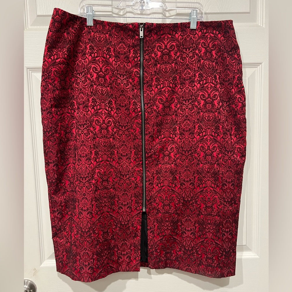 Beautiful red floral Worthington Zip Front Skirt Size 18